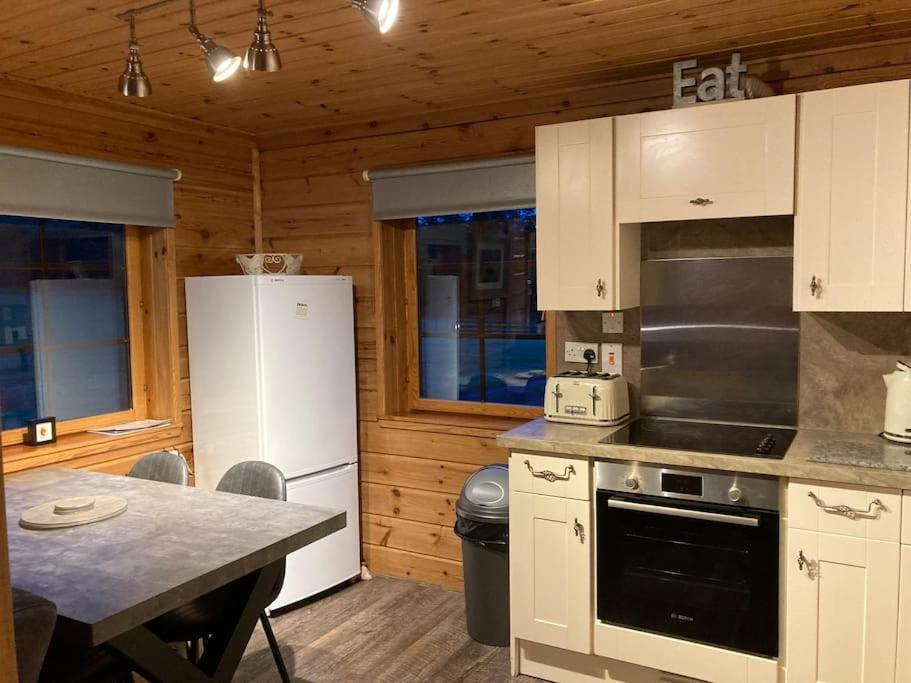 Red Squirrel Log Cabin With Hot Tub Keith Exterior foto