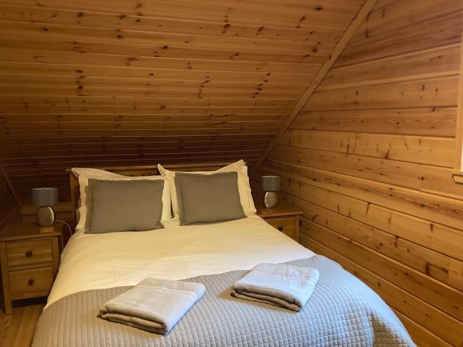 Red Squirrel Log Cabin With Hot Tub Keith Exterior foto