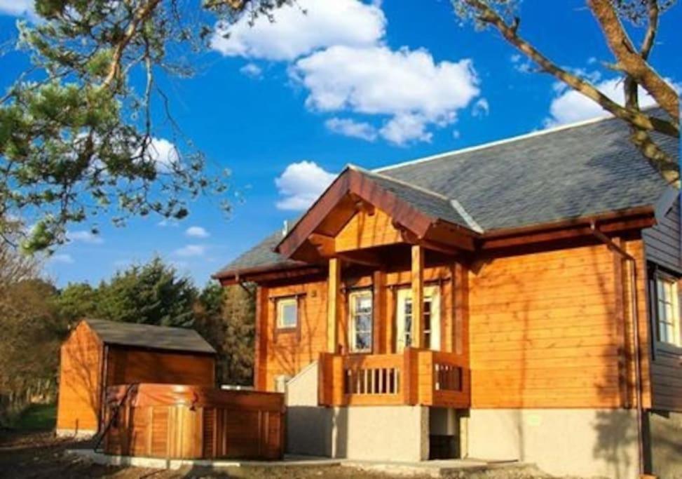 Red Squirrel Log Cabin With Hot Tub Keith Exterior foto