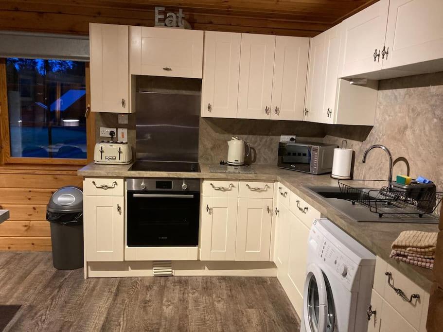 Red Squirrel Log Cabin With Hot Tub Keith Exterior foto